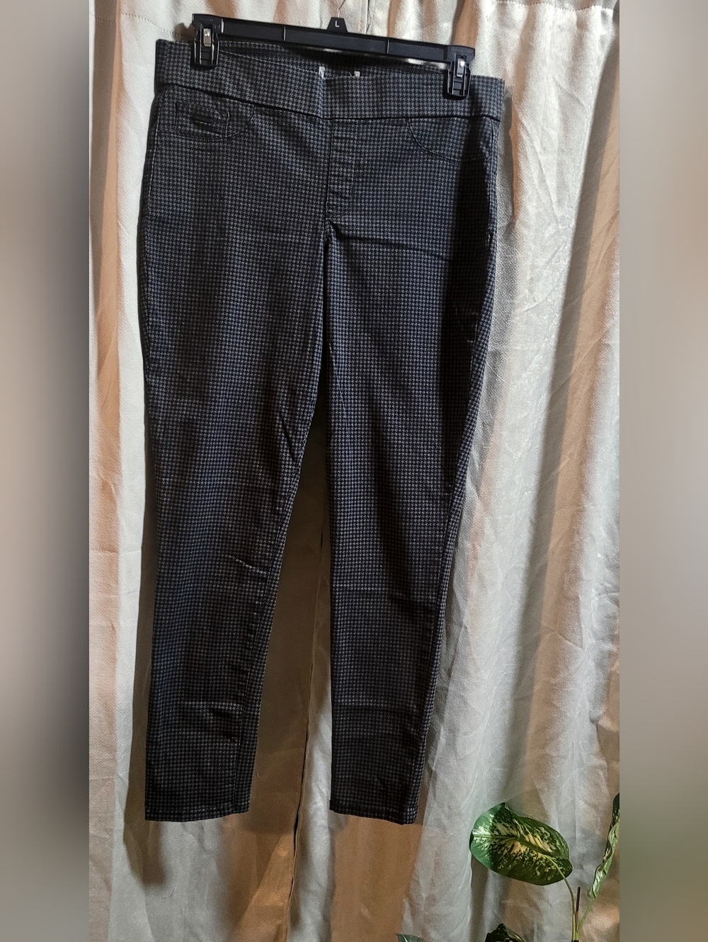 Nine West "Heidi Pull On Skinny Pants" Size 12 Ladies.